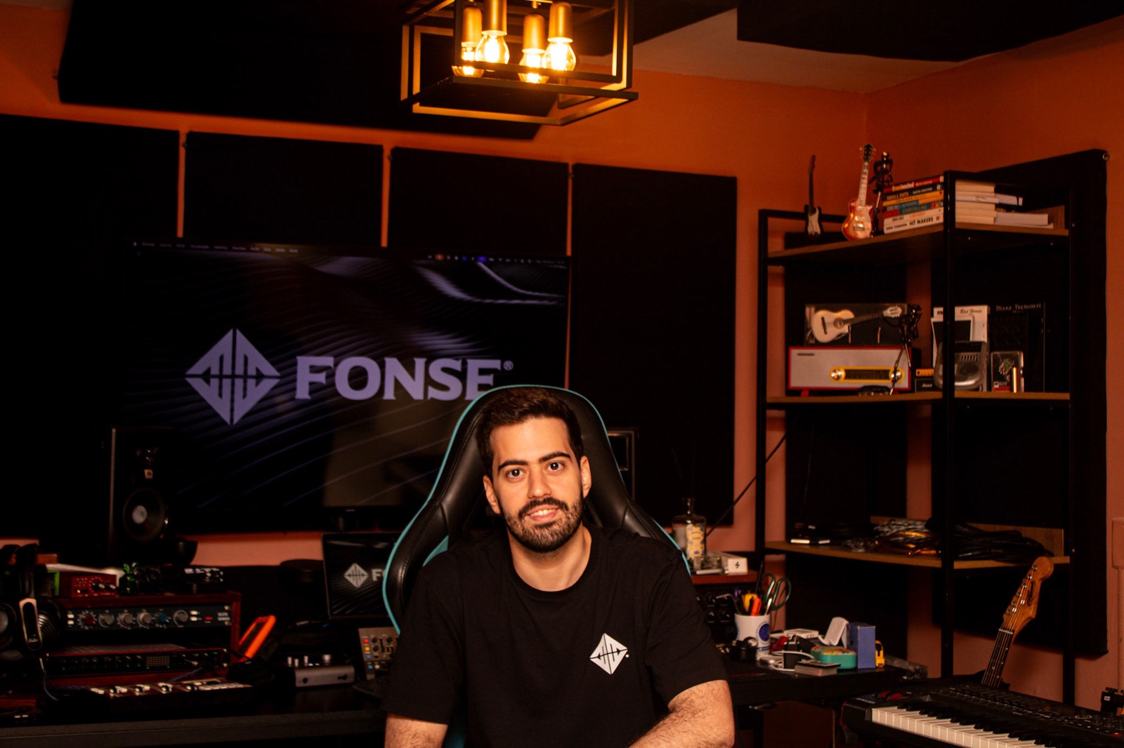 Fonse dentro do Fonse Estúdio em Belém, com sala e identidade visual ao fundo