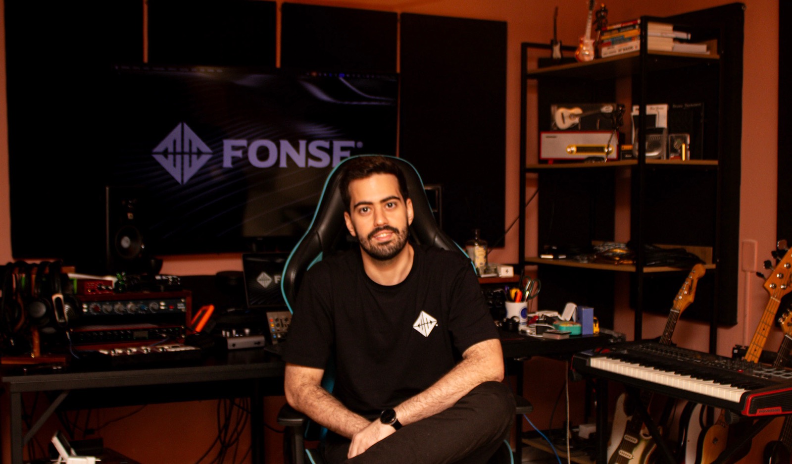 Fonse dentro da sala do Fonse Estúdio em Belém