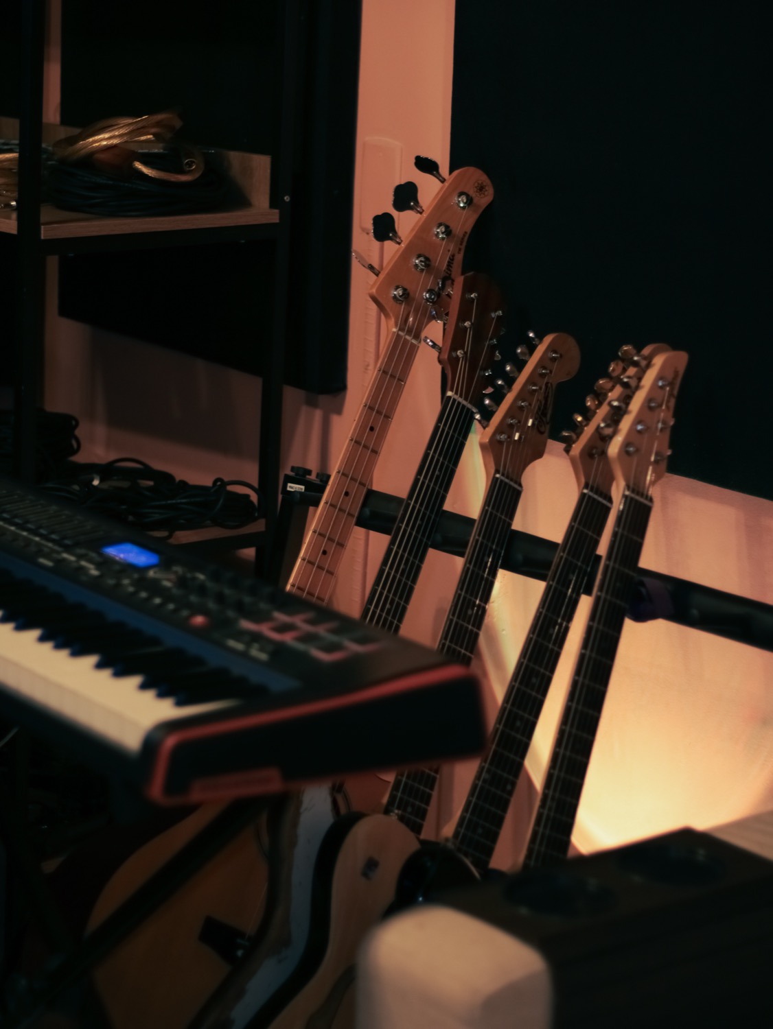 Instrumentos e guias dentro do Fonse Estúdio para produção gospel